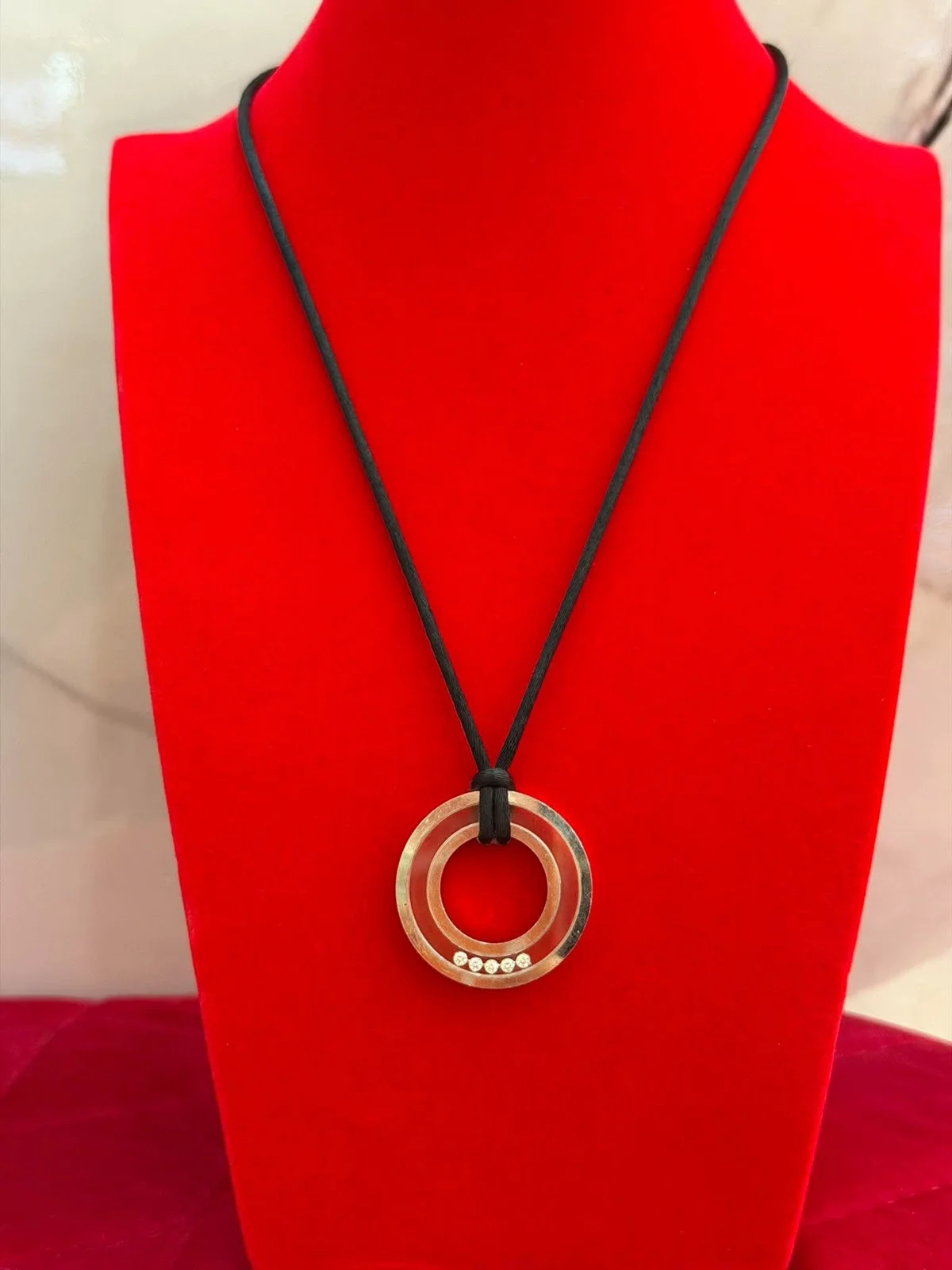 Circular pendant necklace
